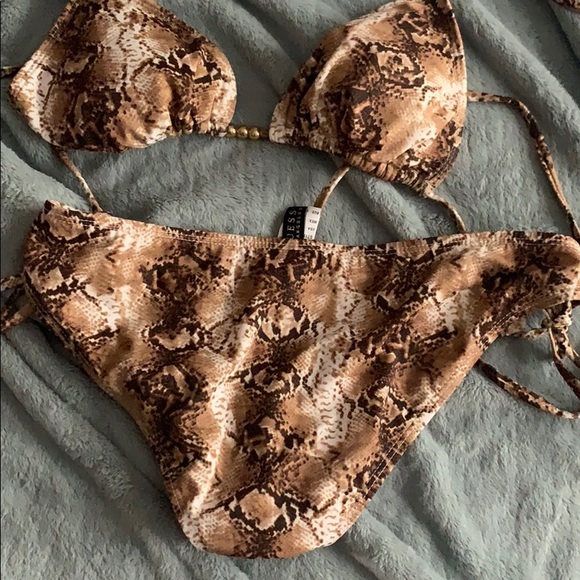 Guess triangle Top size Medium. Bottom size Small - Picture 6 of 6